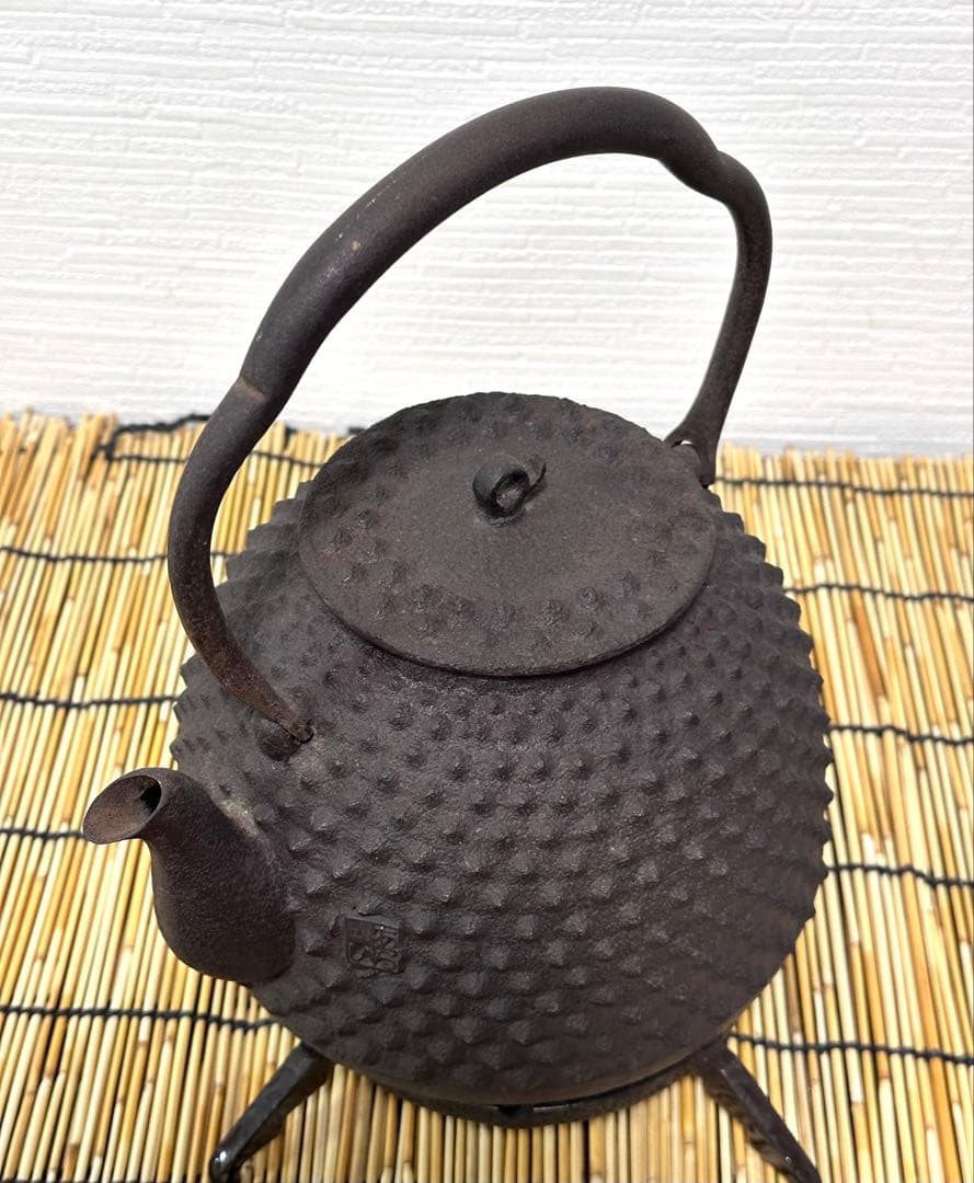 未使用品　山形県　あらい工房　荒井　幹雄作　１８型大アラレ　南部鉄瓶