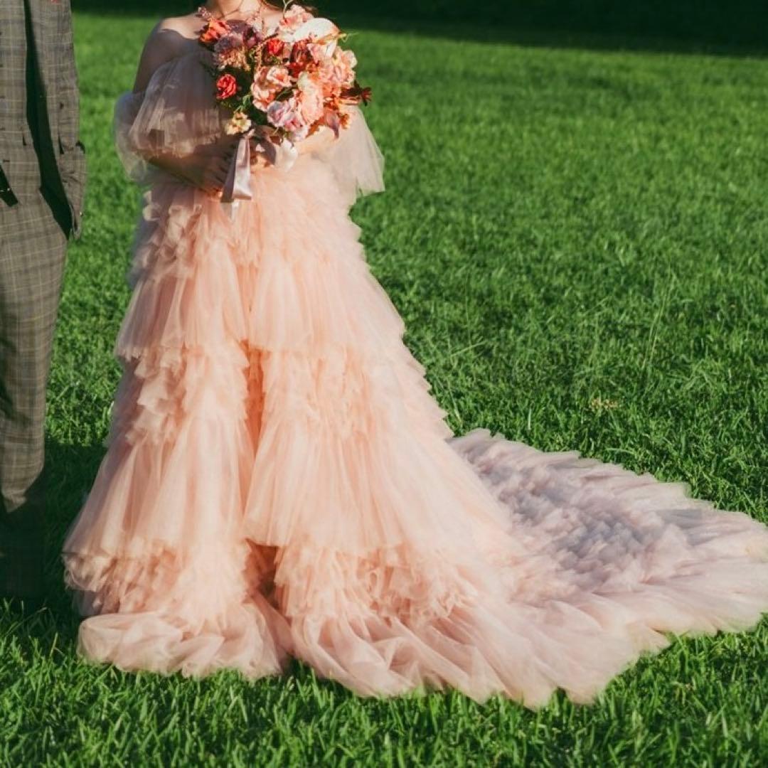 淡いピンクのオフショルダードレス