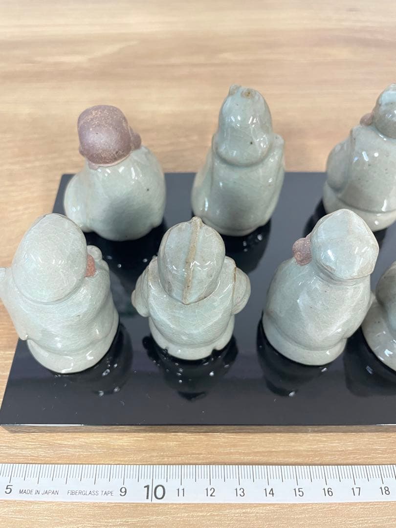 芳月作　芳月造　陶器製 七福神 置物セット 黒台座付き