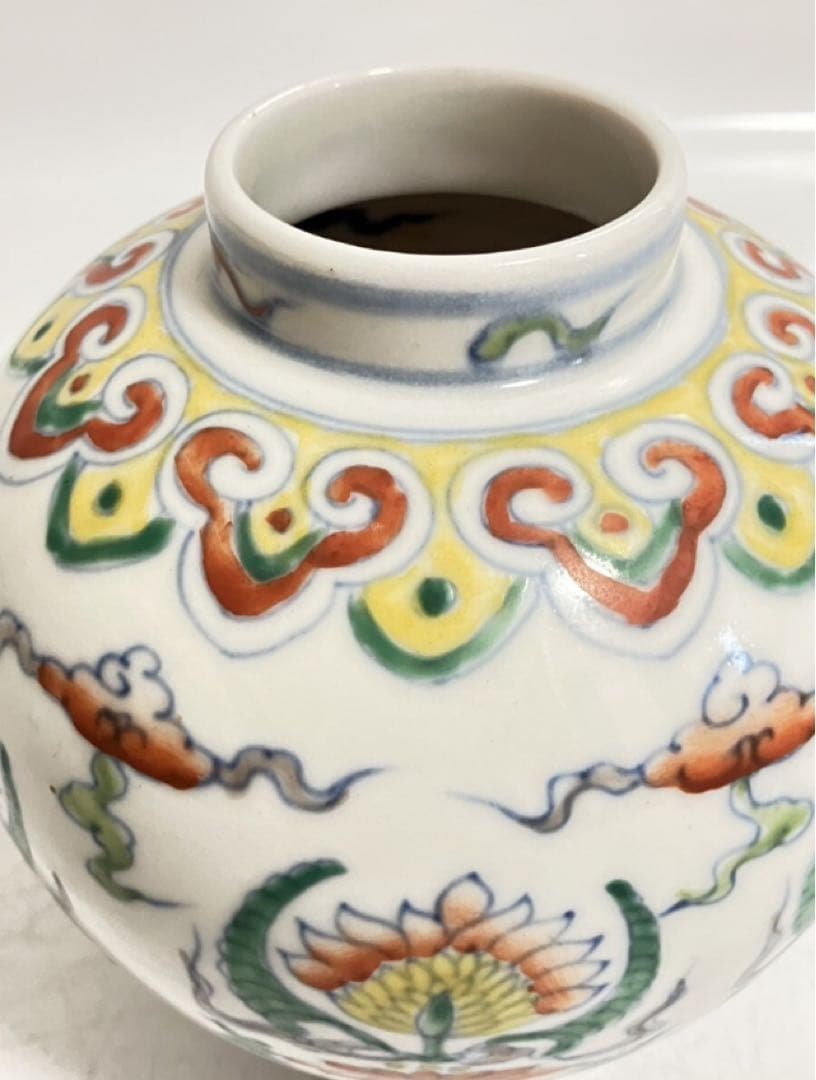 特別出品　明代官窯名逸品　大明成化年製青花款　色絵蓮花紋壺　内側青花花紋の名作