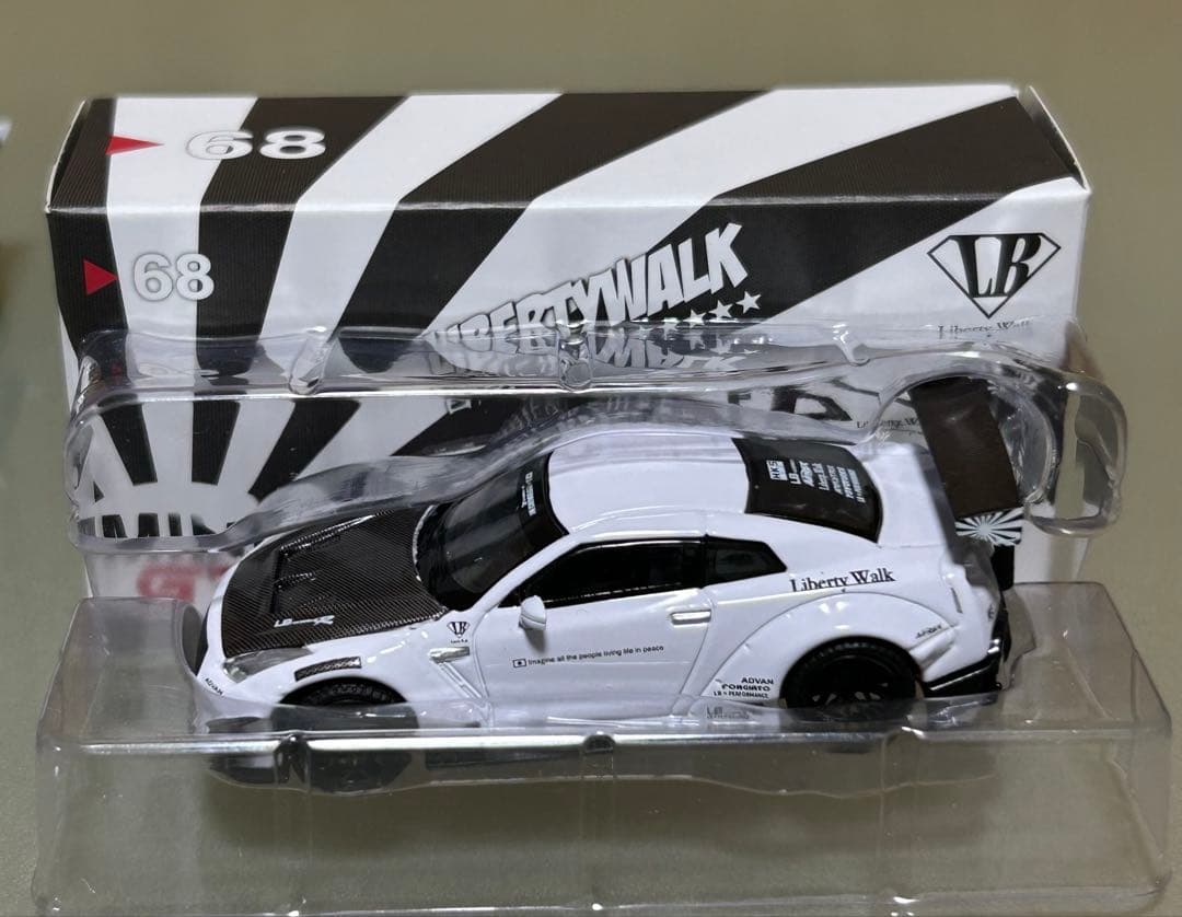MINIGT 1/64 LBWK ニッサン GT-R 68 R35