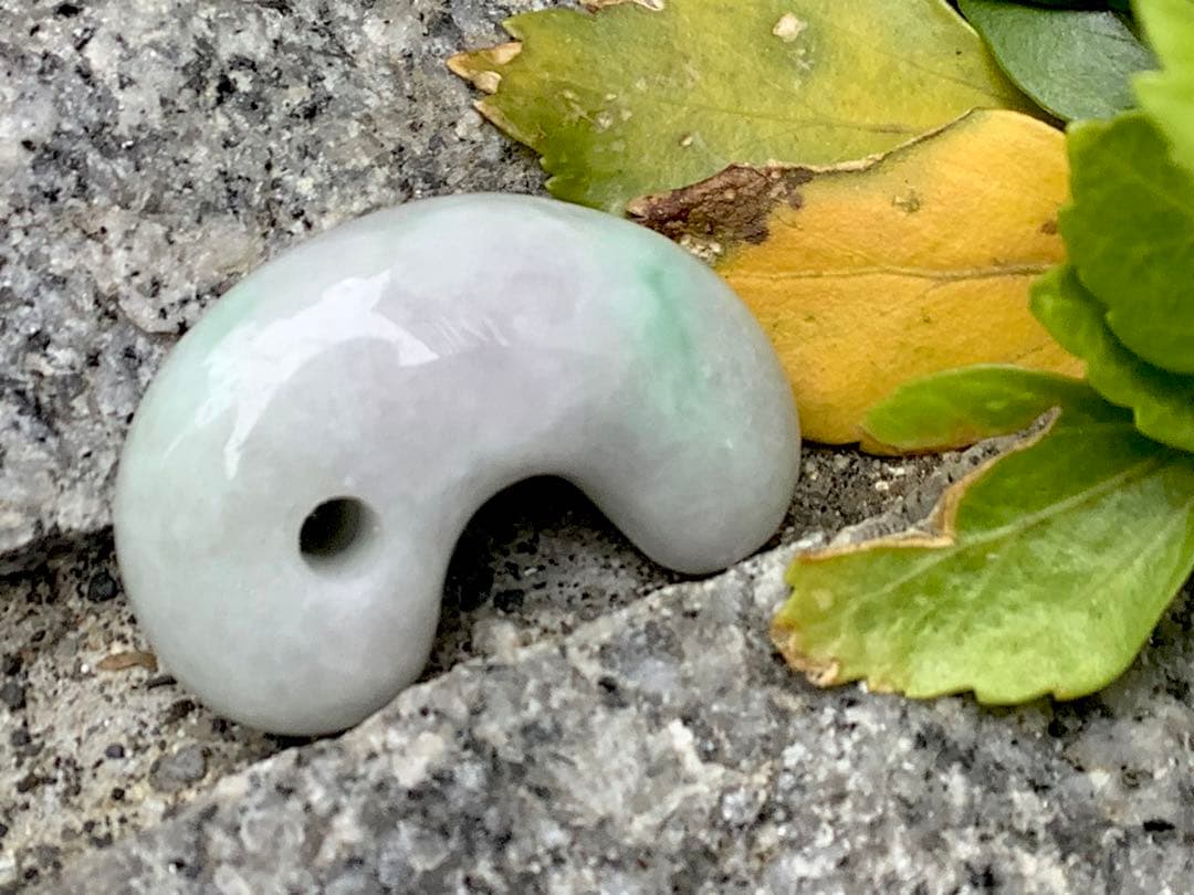 ✳親方絶賛50万円でも安価です‼️極上*氷*の肌目　糸魚川翡翠勾玉　機械鑑定付‼️