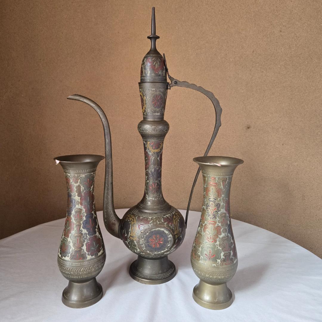 インド製アンティーク花瓶。熟練職人による純手作りで、卓越した技法が光る逸品です。