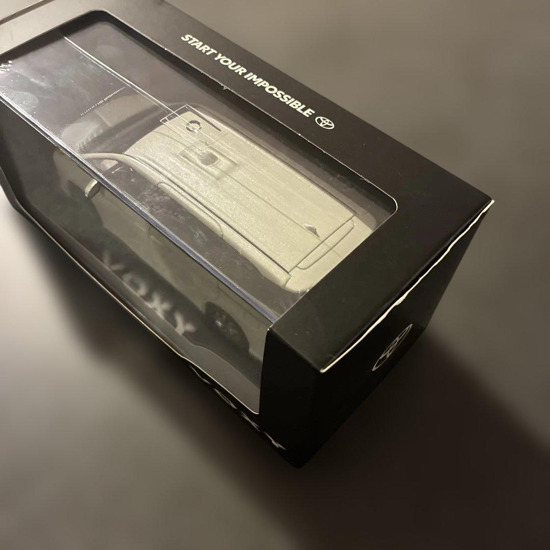 トヨタ　ヴォクシー　VOXY 90系　1/30 ホワイトパール