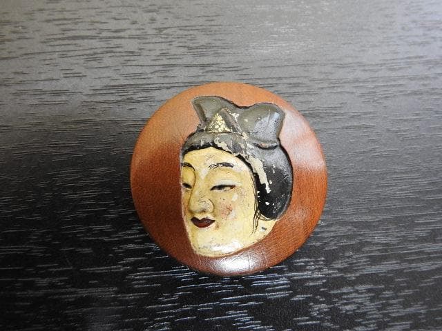 市川鉄狼　娯楽呉娩　紅梅円式帯止　共箱　MA316