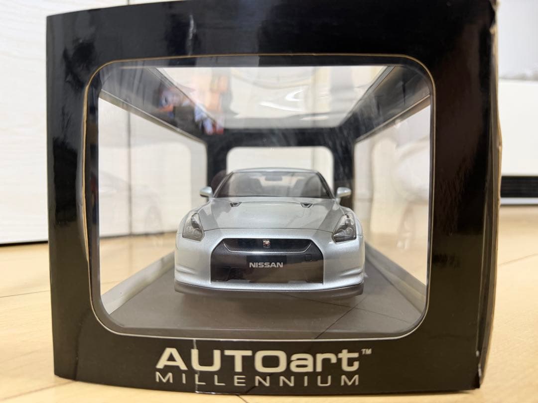 【希少】オートアートミレニアム 1/18 ニッサン GT-R R35 ミニカー