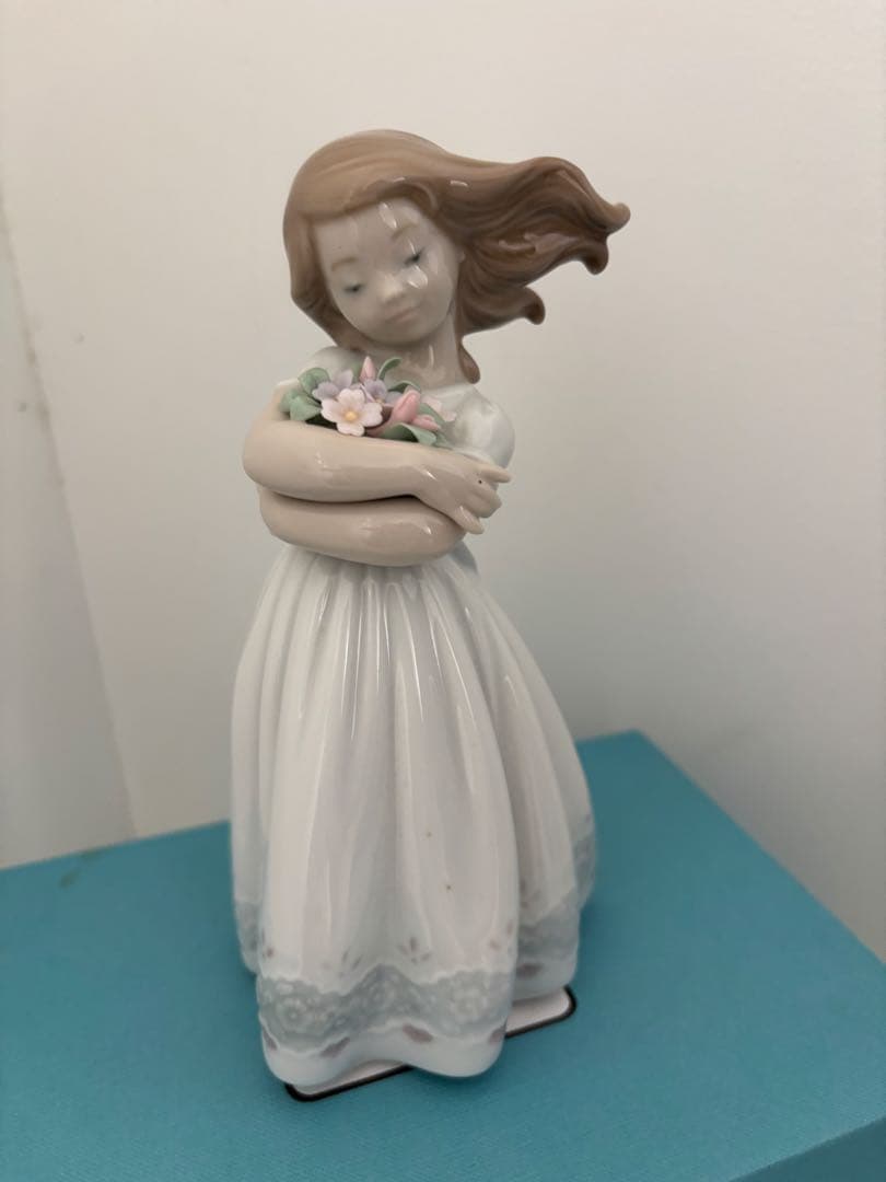 リヤドロ LLADROさわやかな風 品番9216 ポーセリン（磁器）フィギュリン