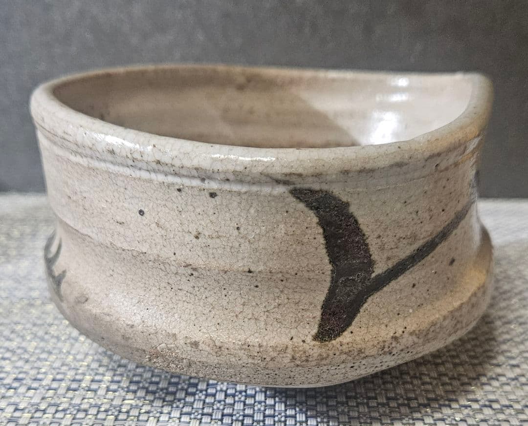 時代古作品❗明治時代頃　古志野　鉄釉　草文様　大振沓茶碗　茶道具　古陶磁器