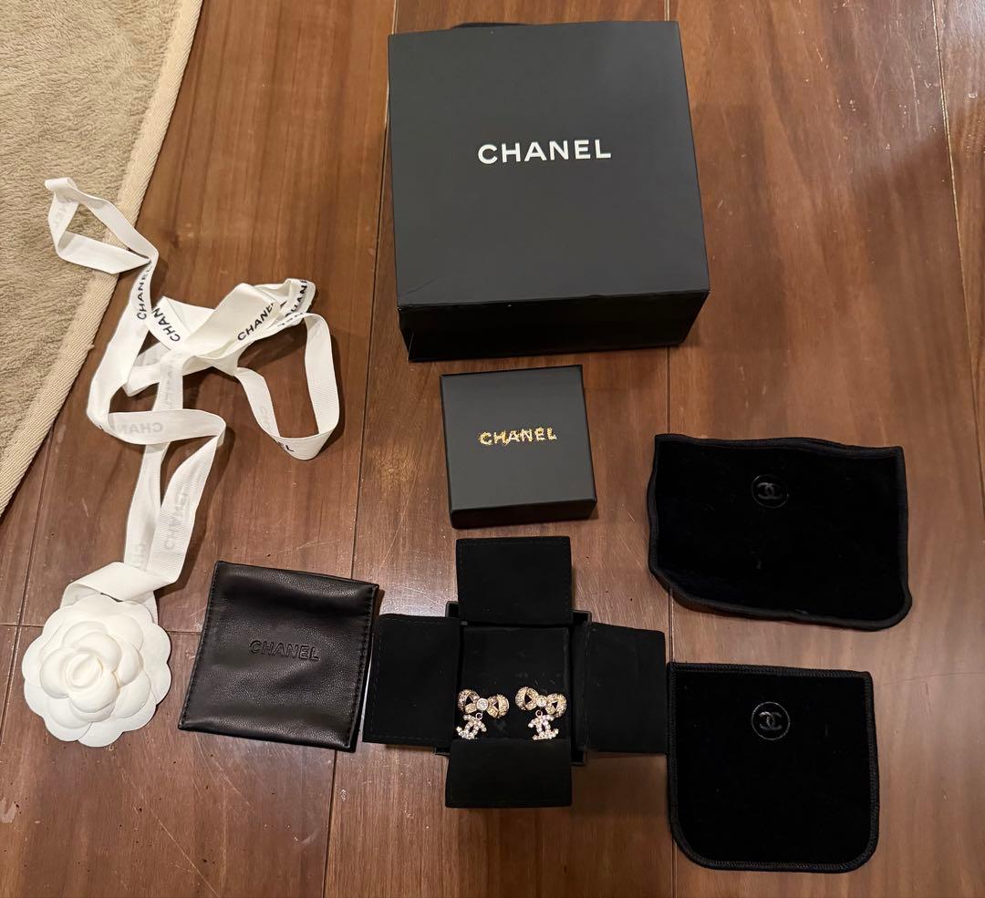 CHANEL ゴールド リボン ピアスと限定キーホルダー(CHANEL刻印あり)