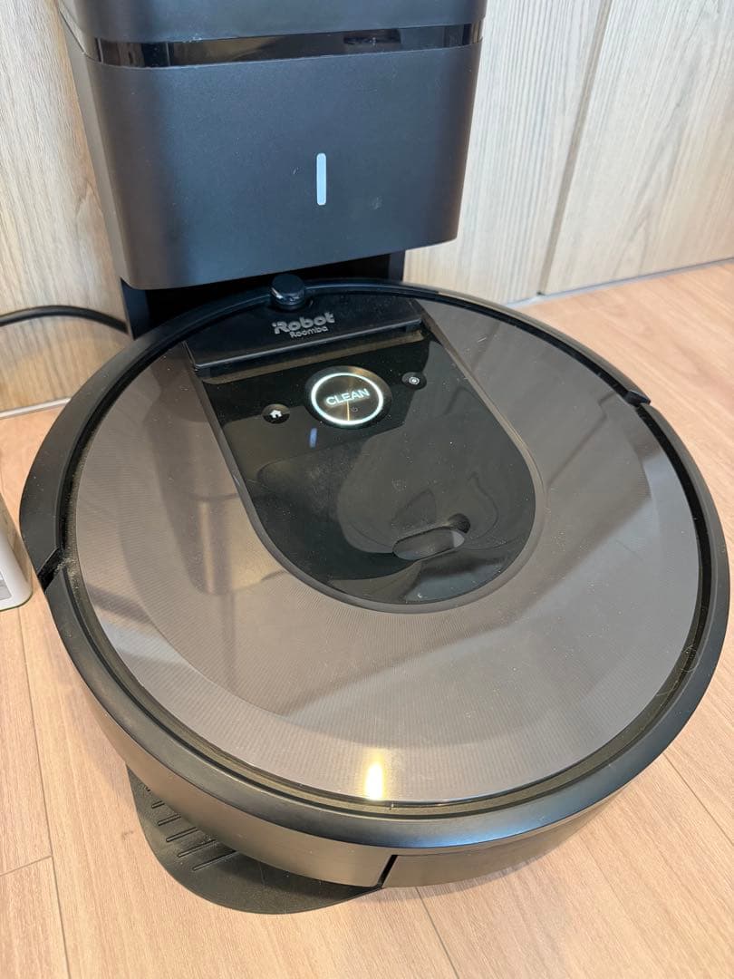 Roomba i7 自動ゴミ収集機能付き(エッジクリーニングブラシのみ動作不良)