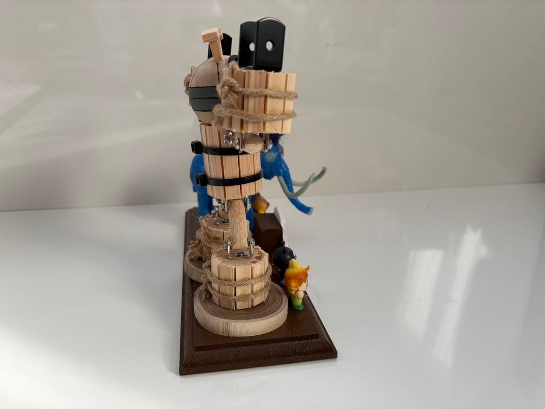 ばいきんまんとえほんのルルン　置物