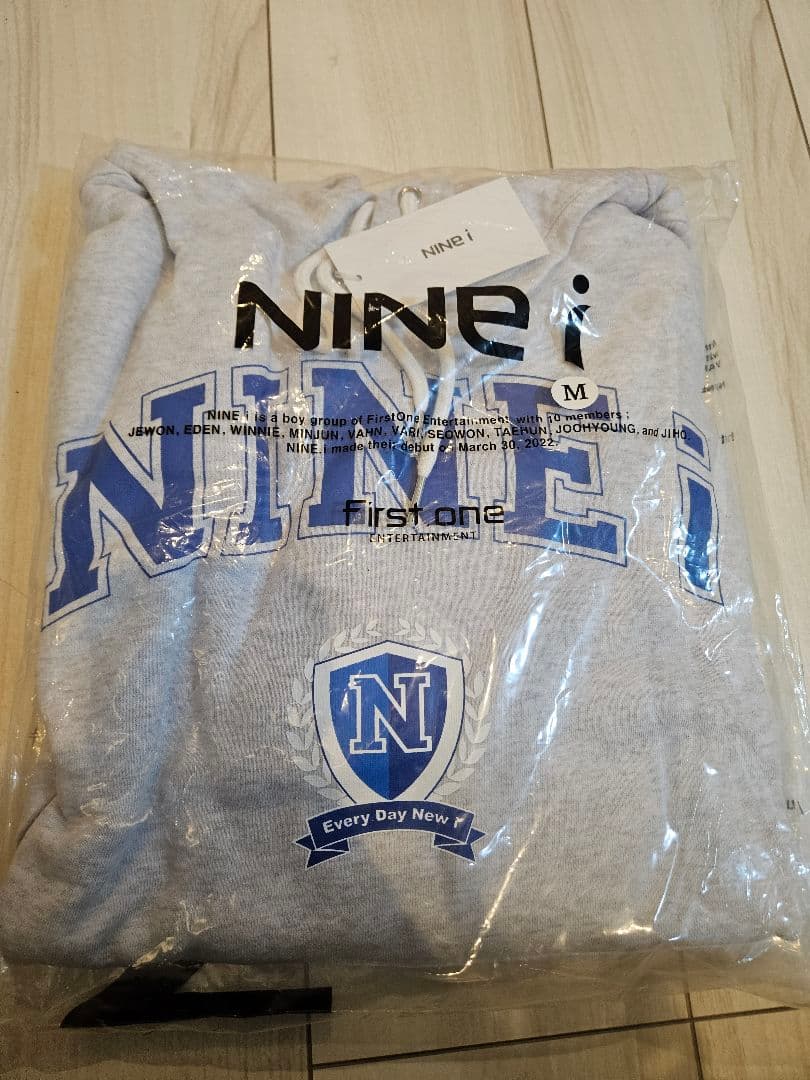 NINE.I ナインアイ フード付きグレーパーカー＆キャップセット(トレカ付き)