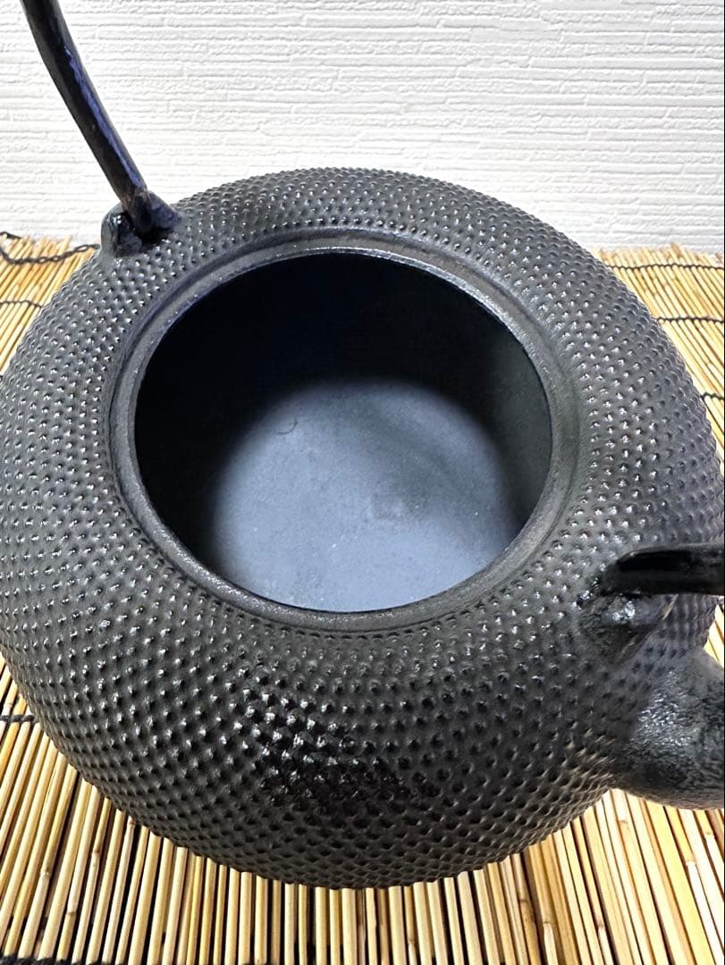 未使用品、供箱等付属品付　南部三厳堂造１５型アラレ　南部鉄瓶　南部鉄器　調理器具