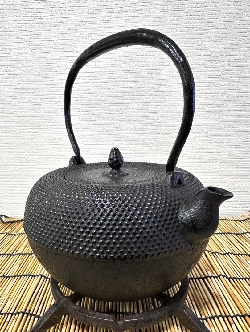 未使用品、供箱等付属品付　南部三厳堂造１５型アラレ　南部鉄瓶　南部鉄器　調理器具