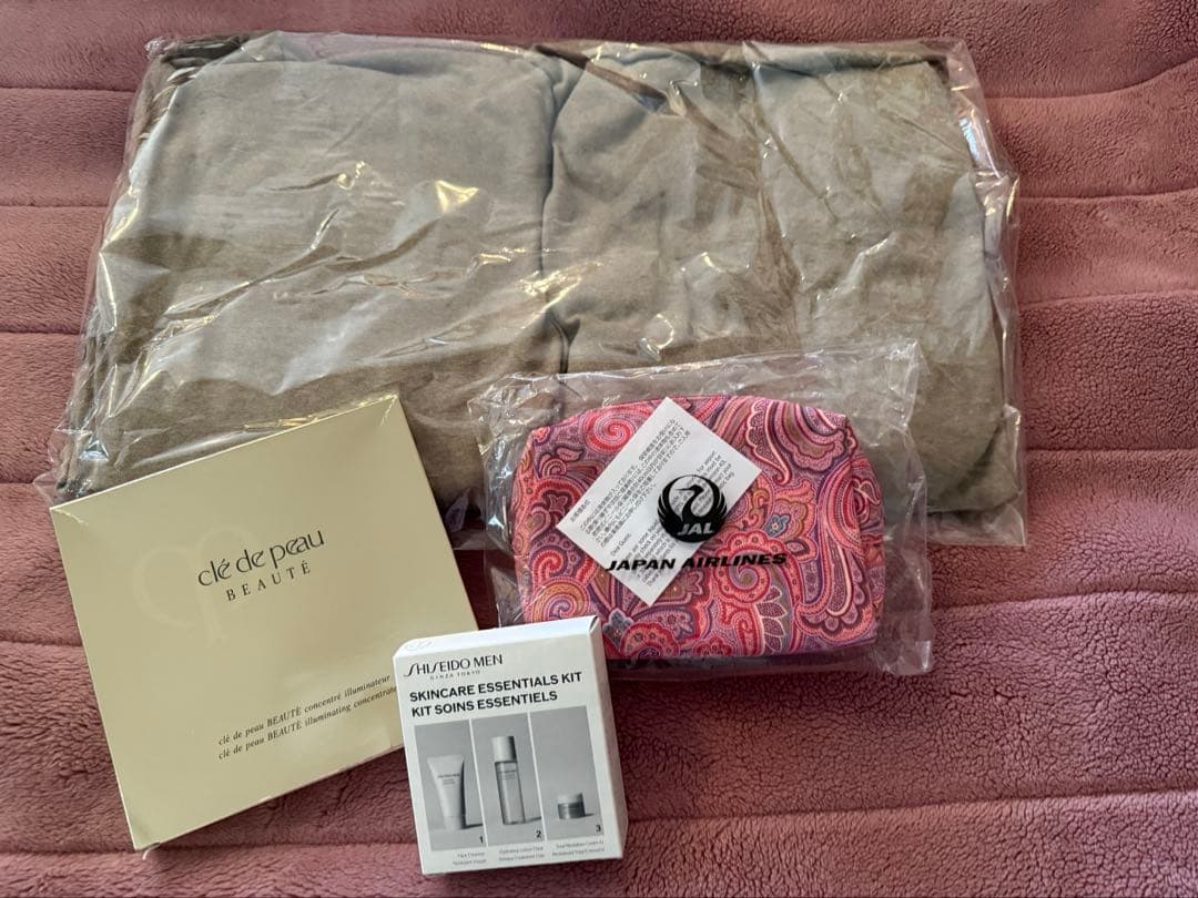 JAL国際線ファーストクラス詰め合わせ(ウェア２、ポーチ１、スキンケア２）