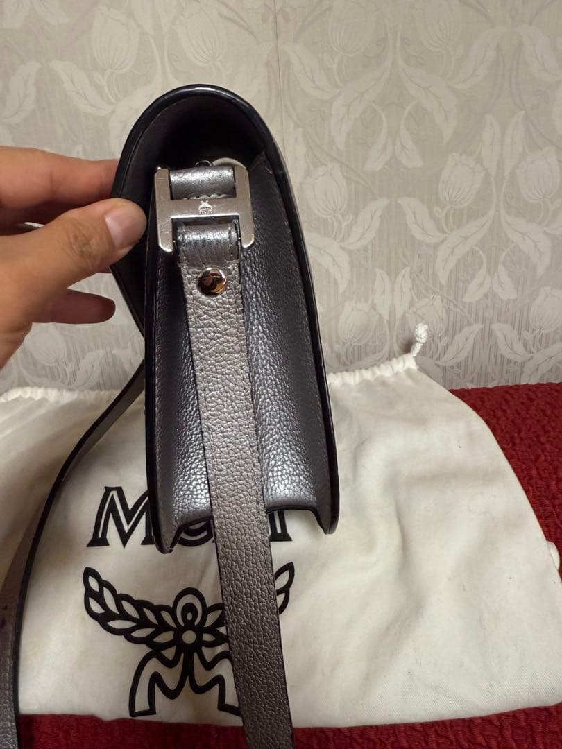 MCM シルバー レザーショルダーバッグ