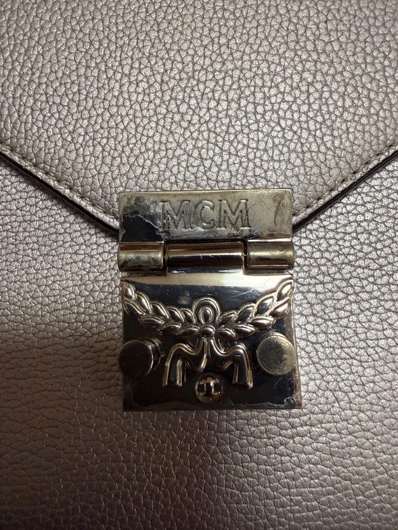 MCM シルバー レザーショルダーバッグ