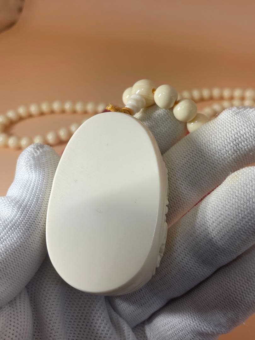 象牙調仕上げペンダント　極細工彫刻　盤龍観音　大変レア　御守り　厄除け　厄祓い