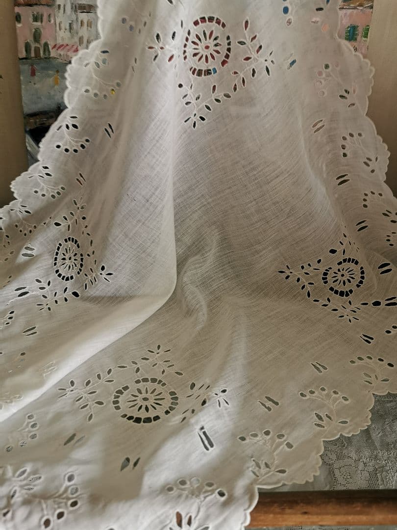 アンティーク オルレア スカラップフリル 花輪アイレット刺繍 大判クロスハンカチ