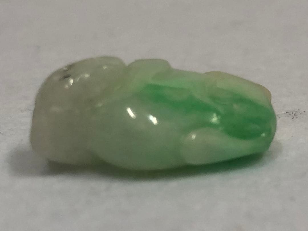 翡翠 (ジェダイト) 白猿 桃の実 根付 中国美術