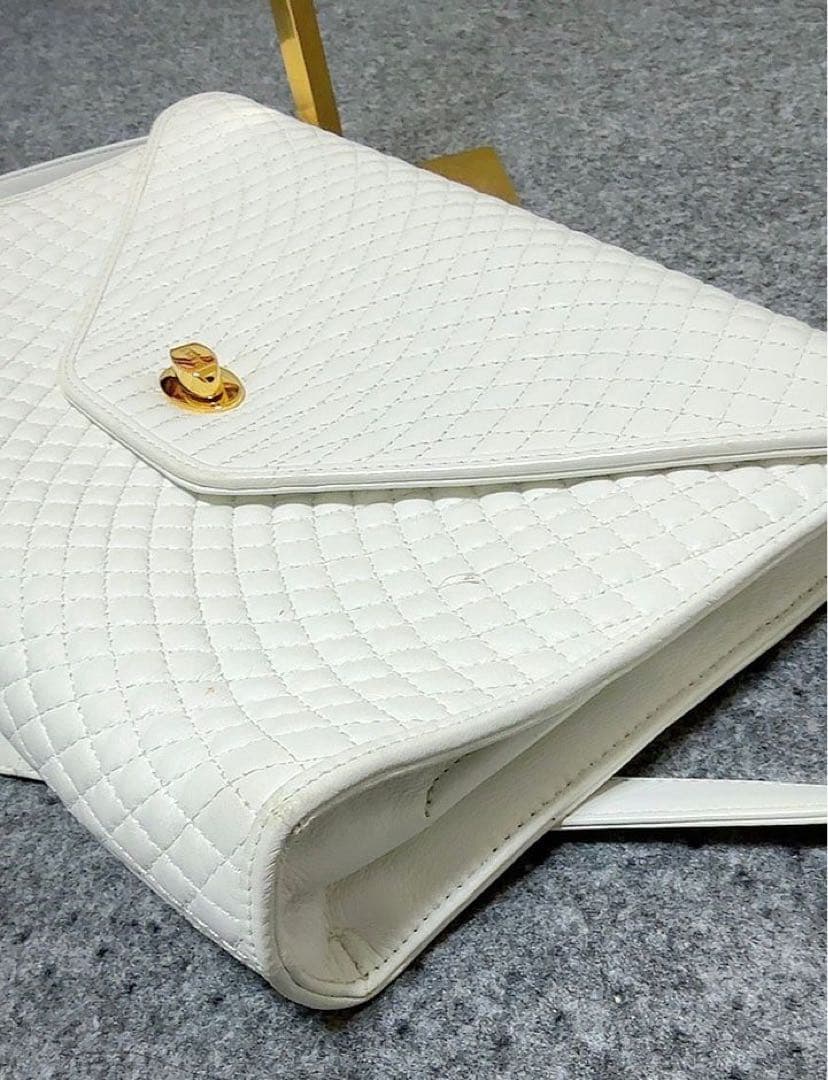 美品**BALLY**ホワイトキルティングパーティーバッグ