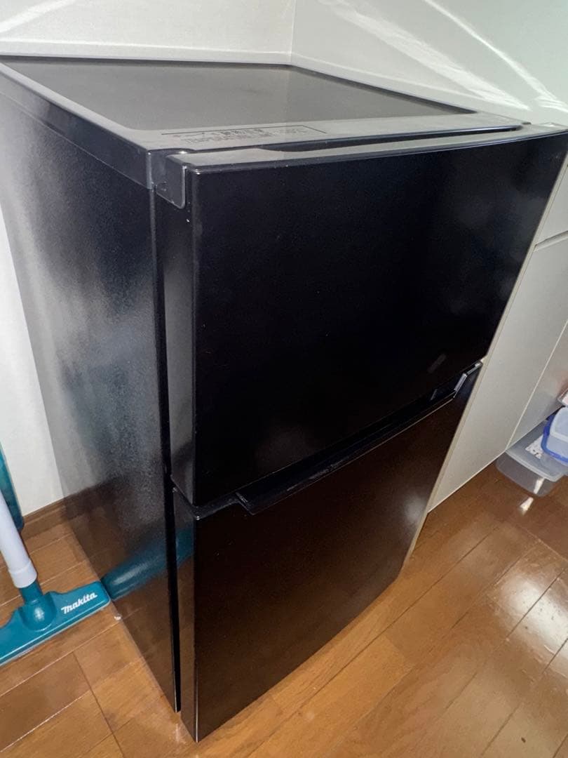 黒色冷蔵庫 冷凍室付き 収納力抜群