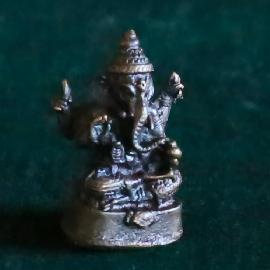 ガネーシャ像（座）　金属製　約2.5cm 　ー インドの小さな神さま ー