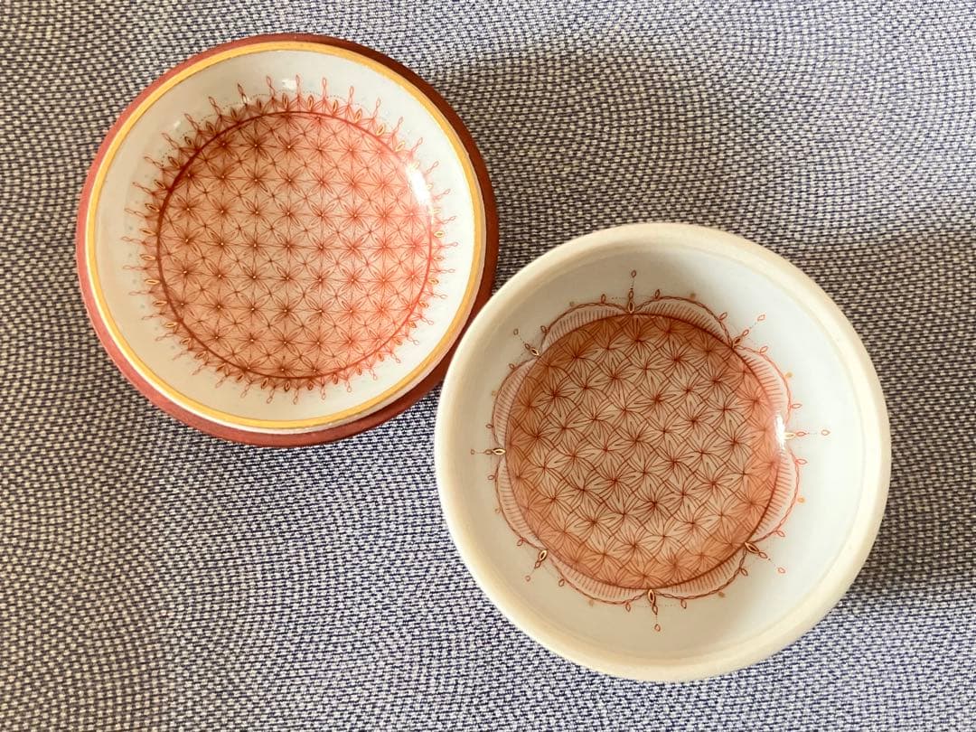 見附正康作　香合　赤絵細描小紋