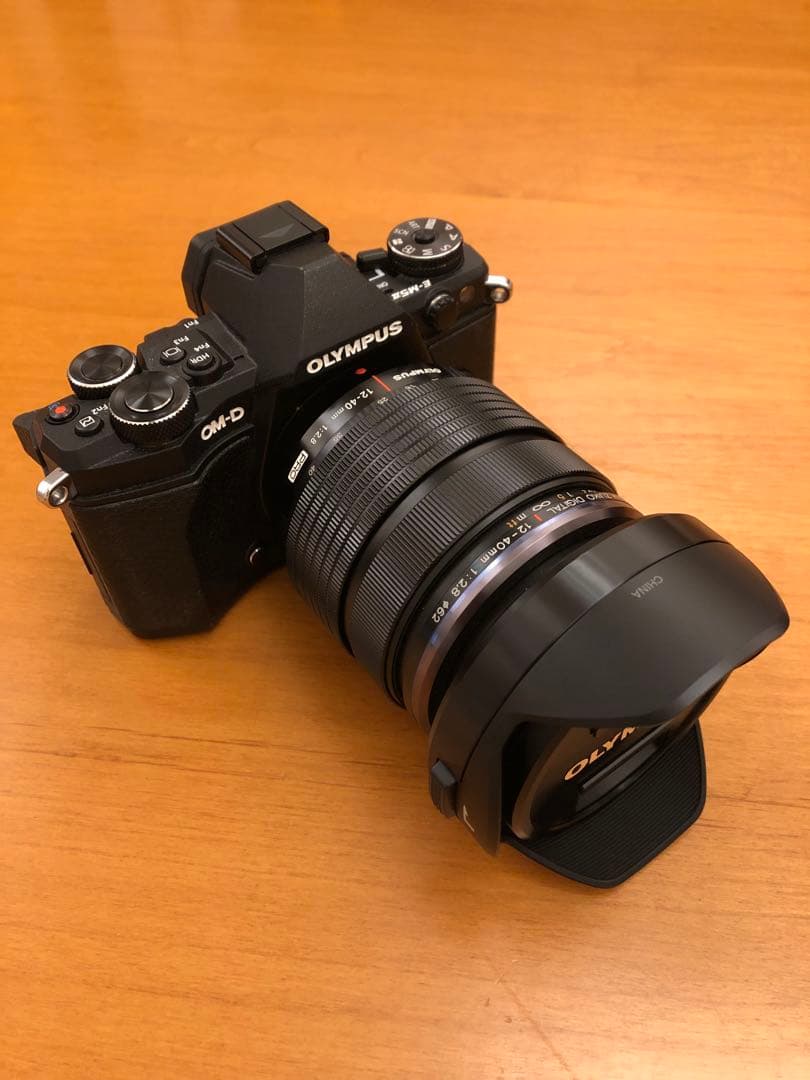 OLYMPUSのミラーレス一眼カメラと12-40mm f/2.8レンズのセット