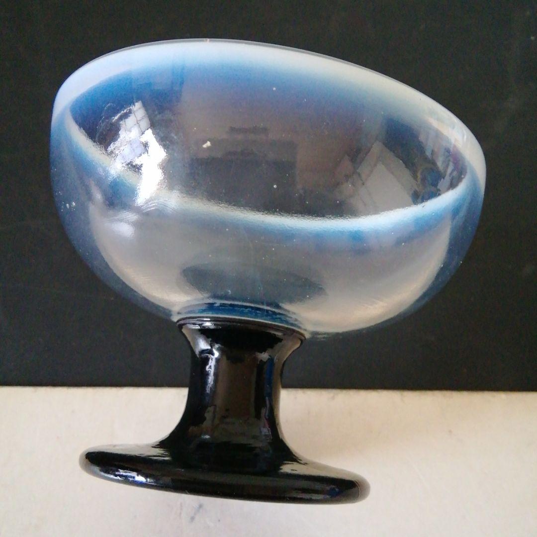 ガラスの氷2色のコップ。