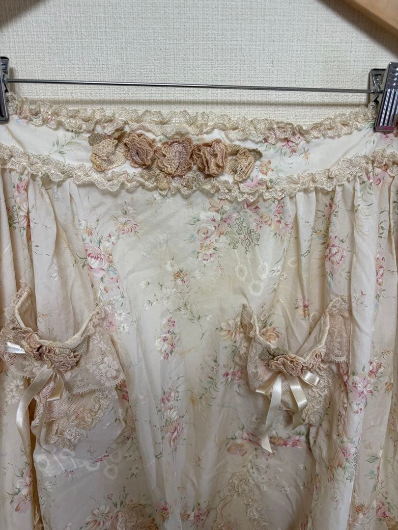 さえら アキアカネ(akiakane) 花柄エプロンドレス