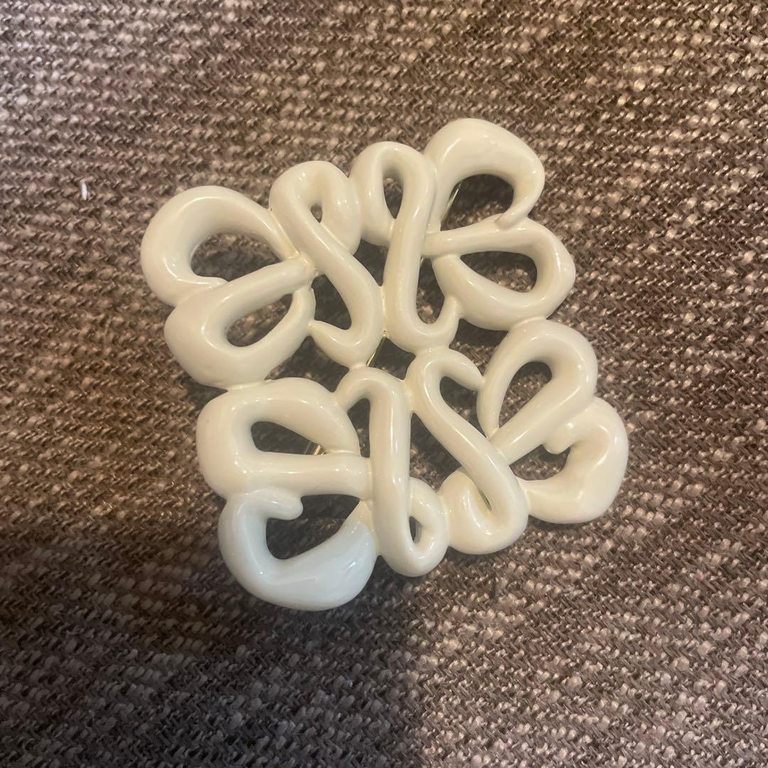 超レア！LOEWE マフラーブローチ　美品　ホワイト　白