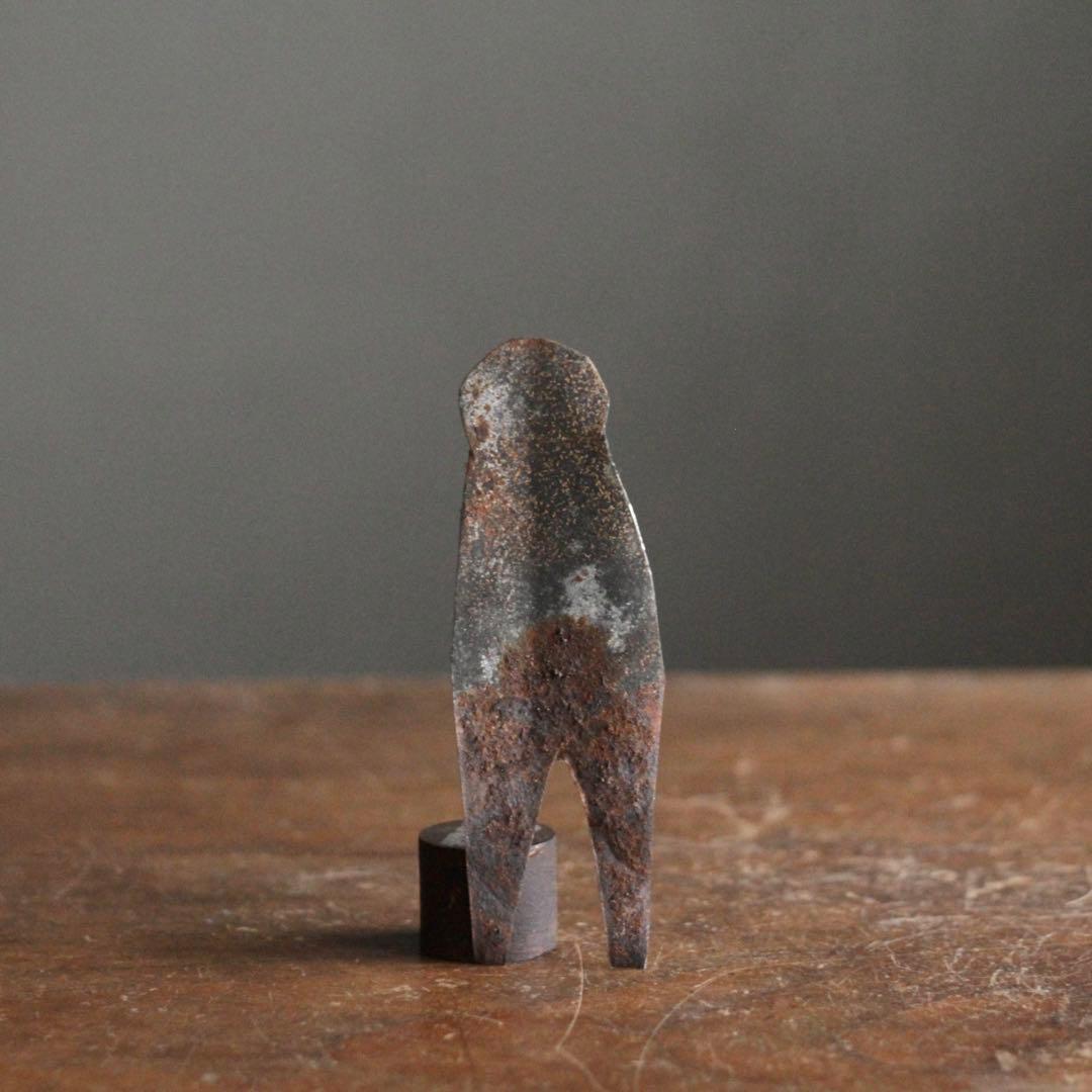 ヒトガタ 錆びた 金属 オブジェ 呪物？