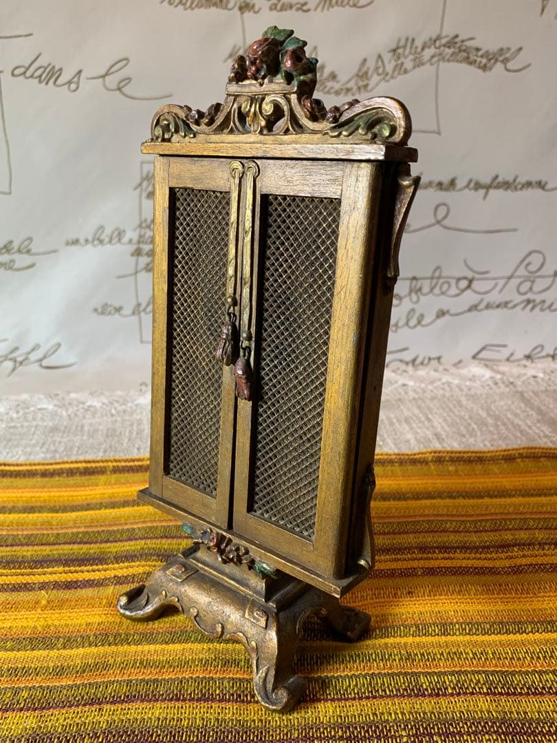 フランス製　アンティーク　レアな細かい細工の木製額立て！扉が開いて素敵です！