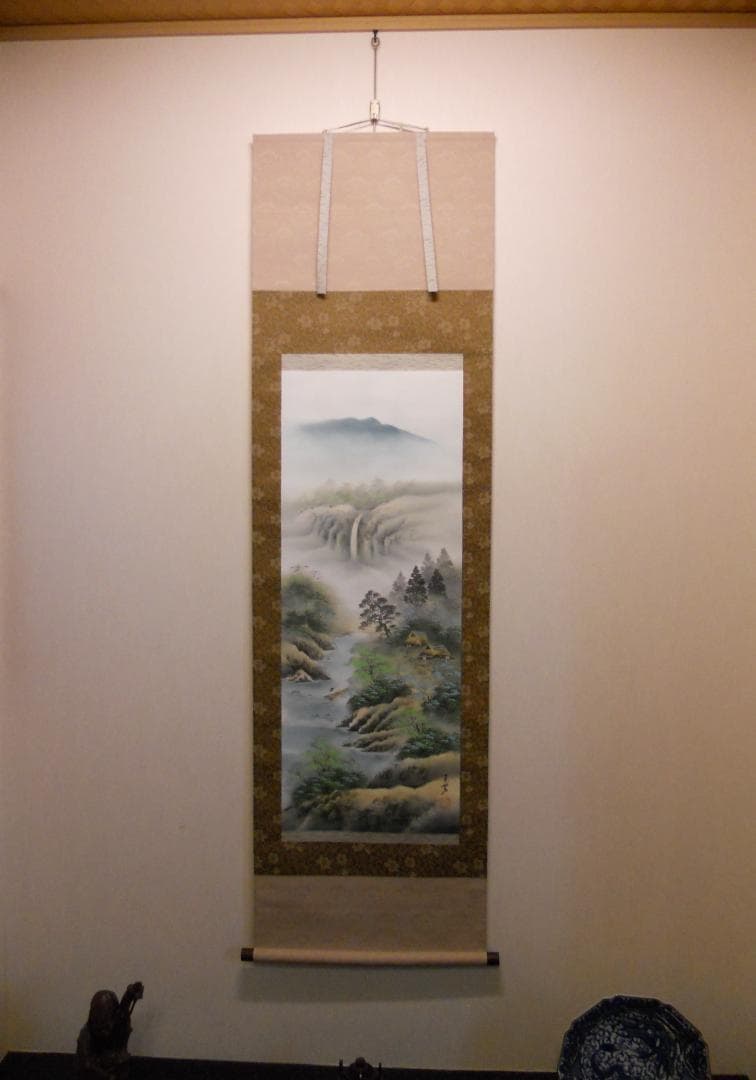掛け軸 玉芳 彩色山水 絹本 希少 軸装 茶道具 掛軸 美品 です。