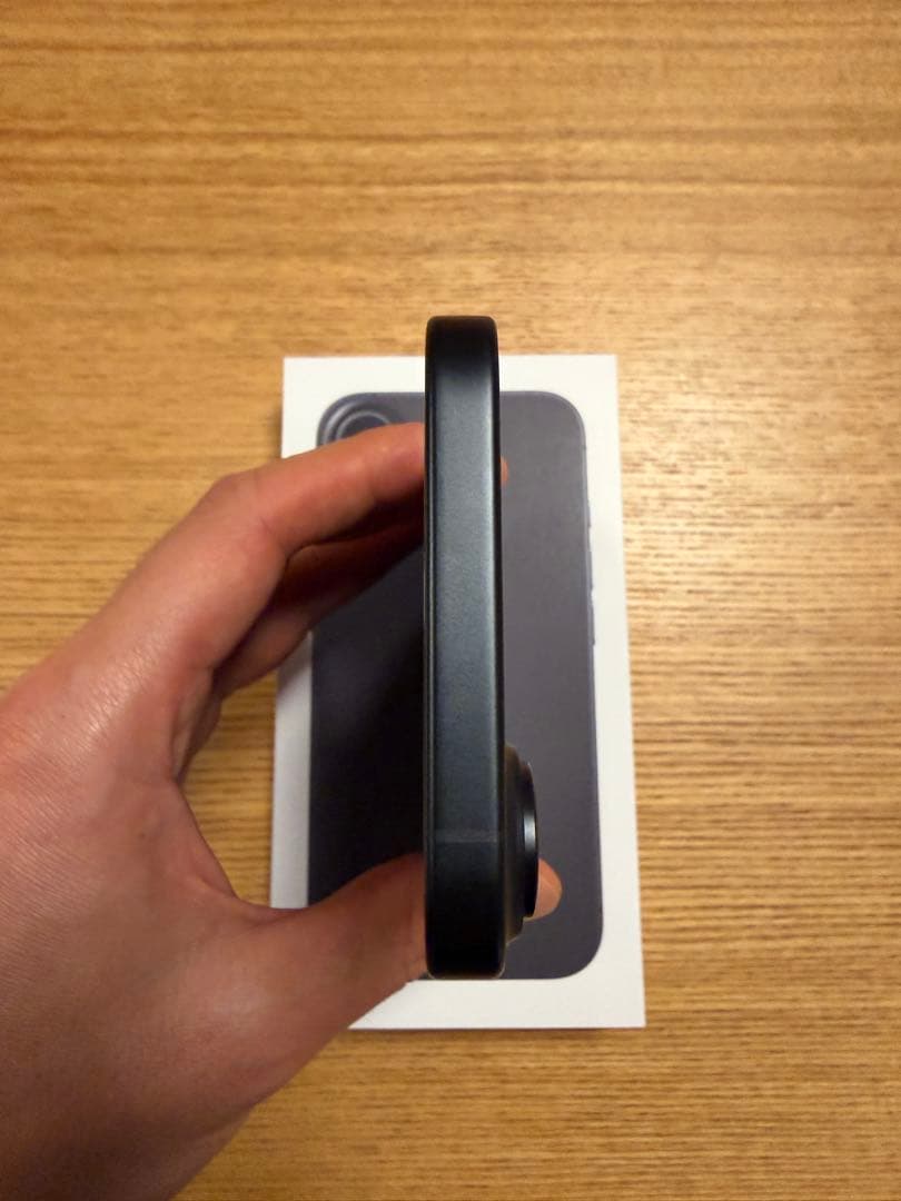 バッテリー100% iPhone 16 本体 ブラック128MB 美品