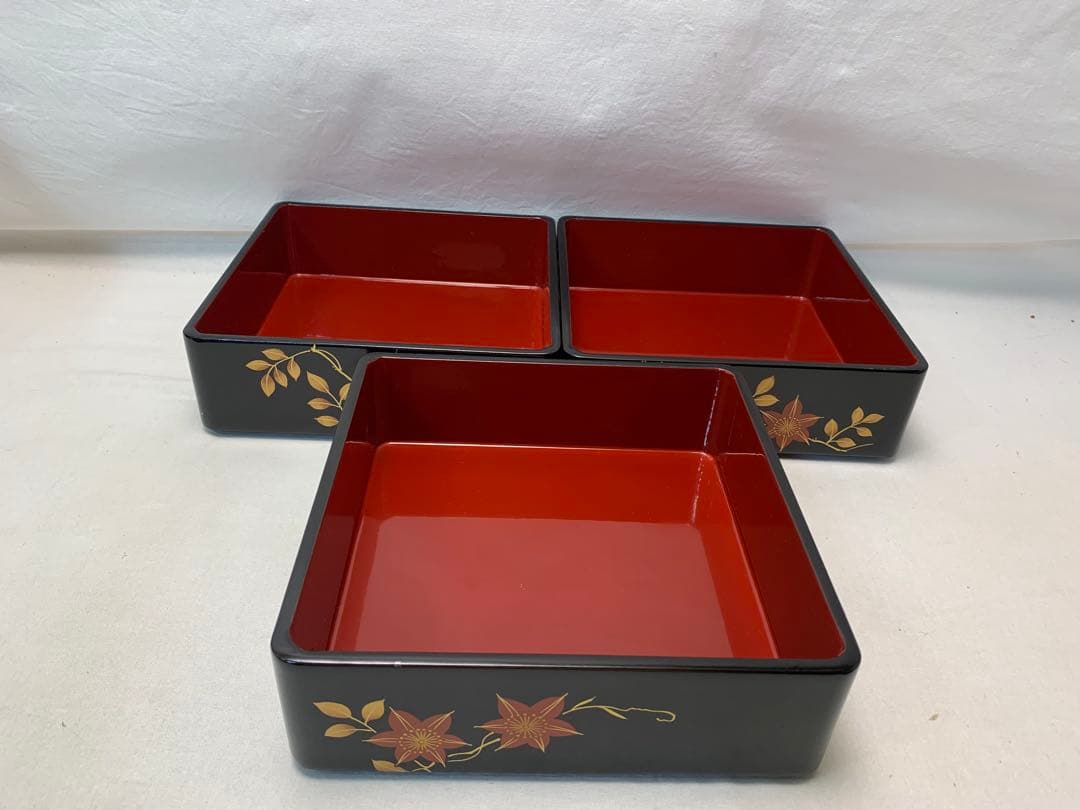 ほぼ未使用 懐石道具 木製 黒真塗 金彩花蒔絵 本重三段 重箱 内朱 紙箱