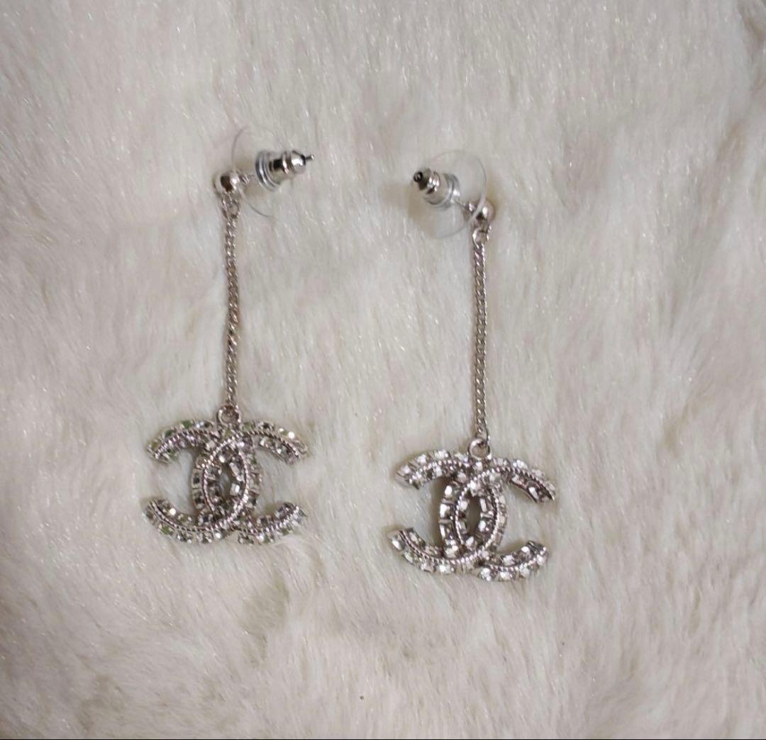 CHANEL シルバーロゴドロップピアス
