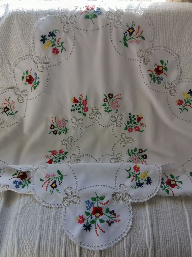 アンティーク ハンガリー カロチャ クローバー透かし刺繍スカラップ リネンクロス