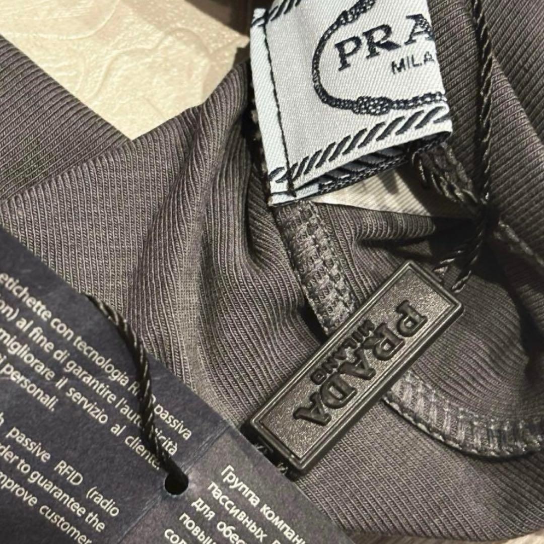 PRADA 黒タンクトップ プレートロゴ 新品未使用