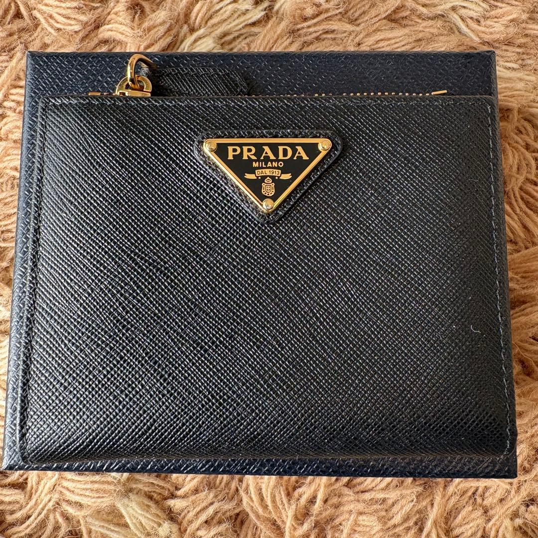 【未使用】PRADA プラダ レザー  二つ折り財布 ブラック サフィアーノ