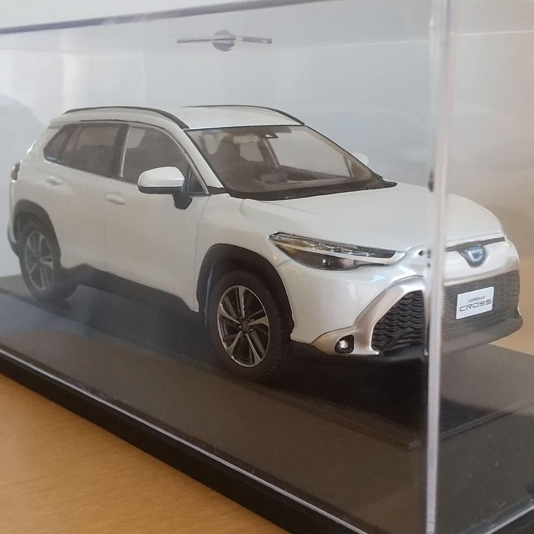 【ディーラー非売品】トヨタ カローラクロス ホワイト カラーサンプル