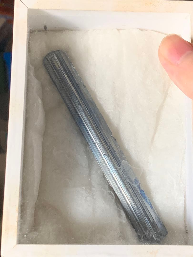 国産鉱物　愛媛県市ノ川鉱山の輝安鉱　スティブナイト　原石　鉱物標本　翡翠　根付