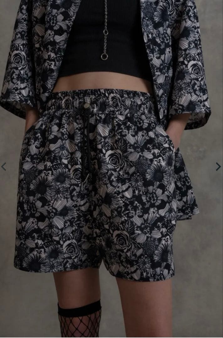 新品 LiSA ROY 花柄ショートパンツ