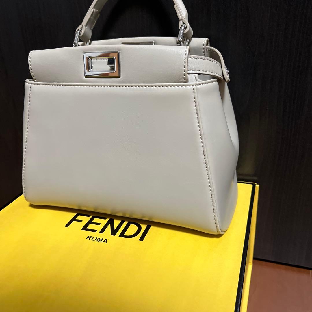【美品】FENDI ピーカブー　ミニ　グレージュ　ナッパレザー