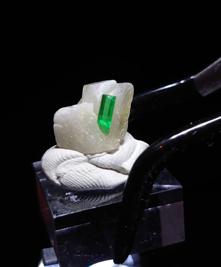 エメラルド ムゾー産 鉱石 鉱物 ミネラル 標本 原石 母岩付き