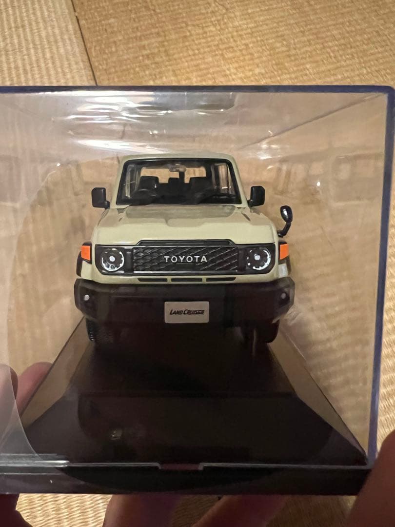 【非売品】トヨタ ランドクルーザー 1/43 ミニカー ベージュ