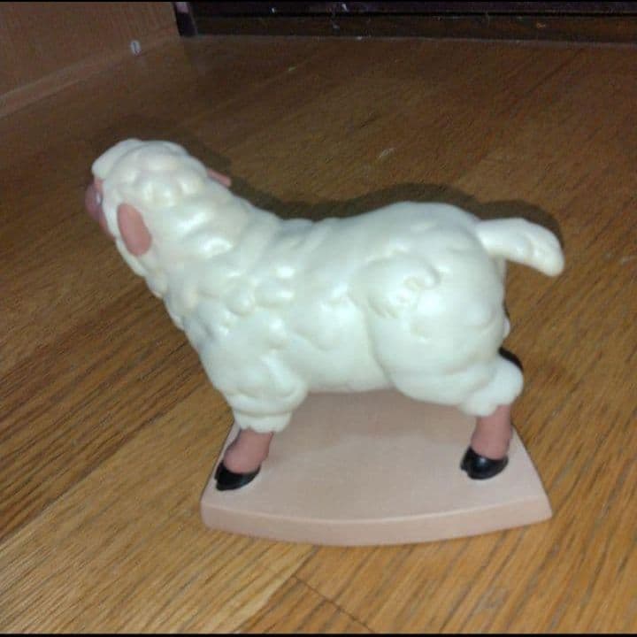 ディズニー　美女と野獣　ベルと羊　フィギュア