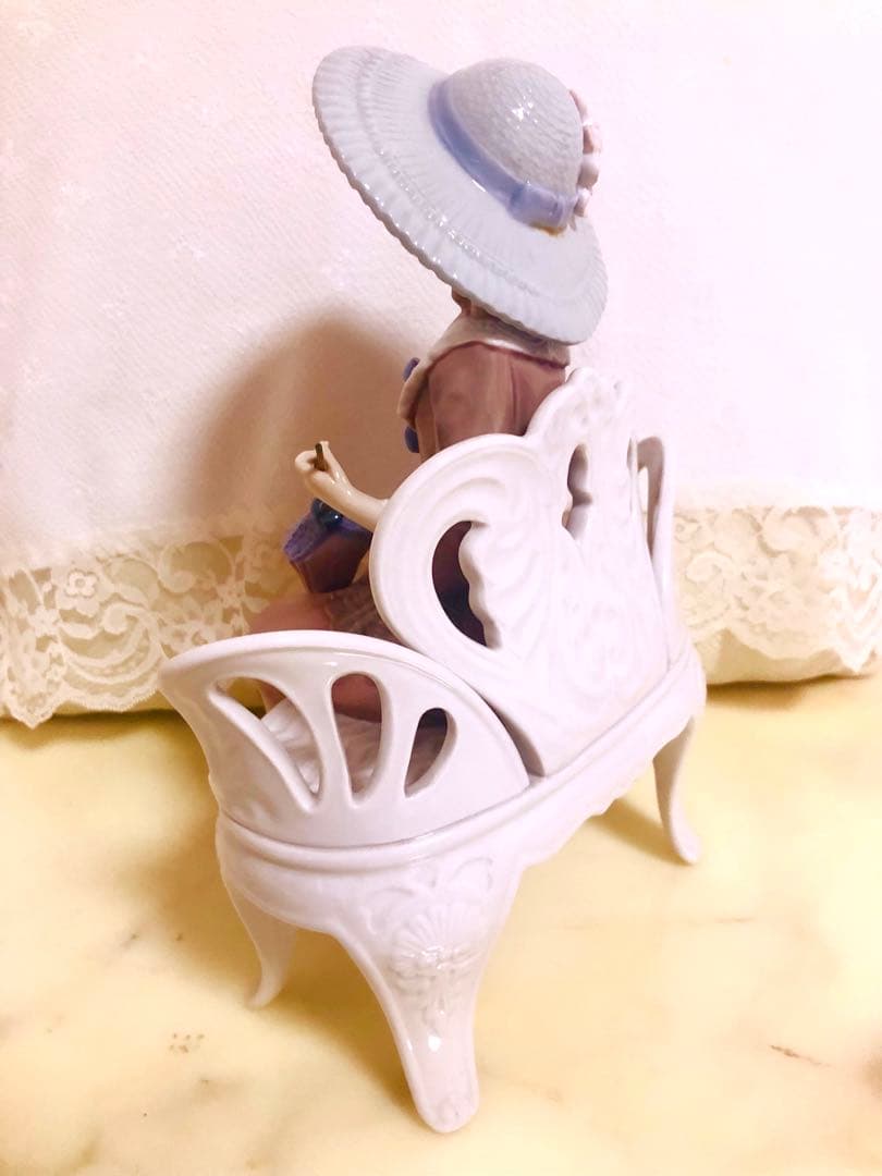 リヤドロ　LLADRO【ベンチに座る女性】WATING IN THA PARK