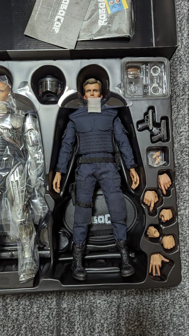 １／６　ロボコップ（バトルダメージ版）＆アレックス・マーフィ（２体セット）